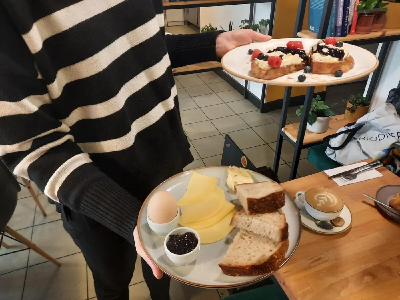 Kawa z latte art i talerze ze śniadaniem podawane w FICE