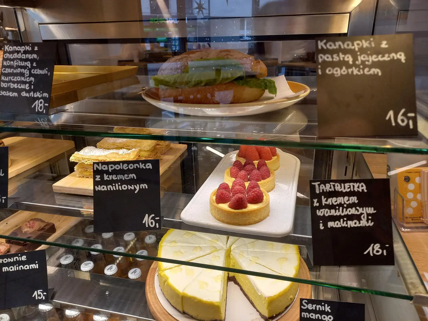 Tartaletki, napoleonki i sernik w witrynie FIKI